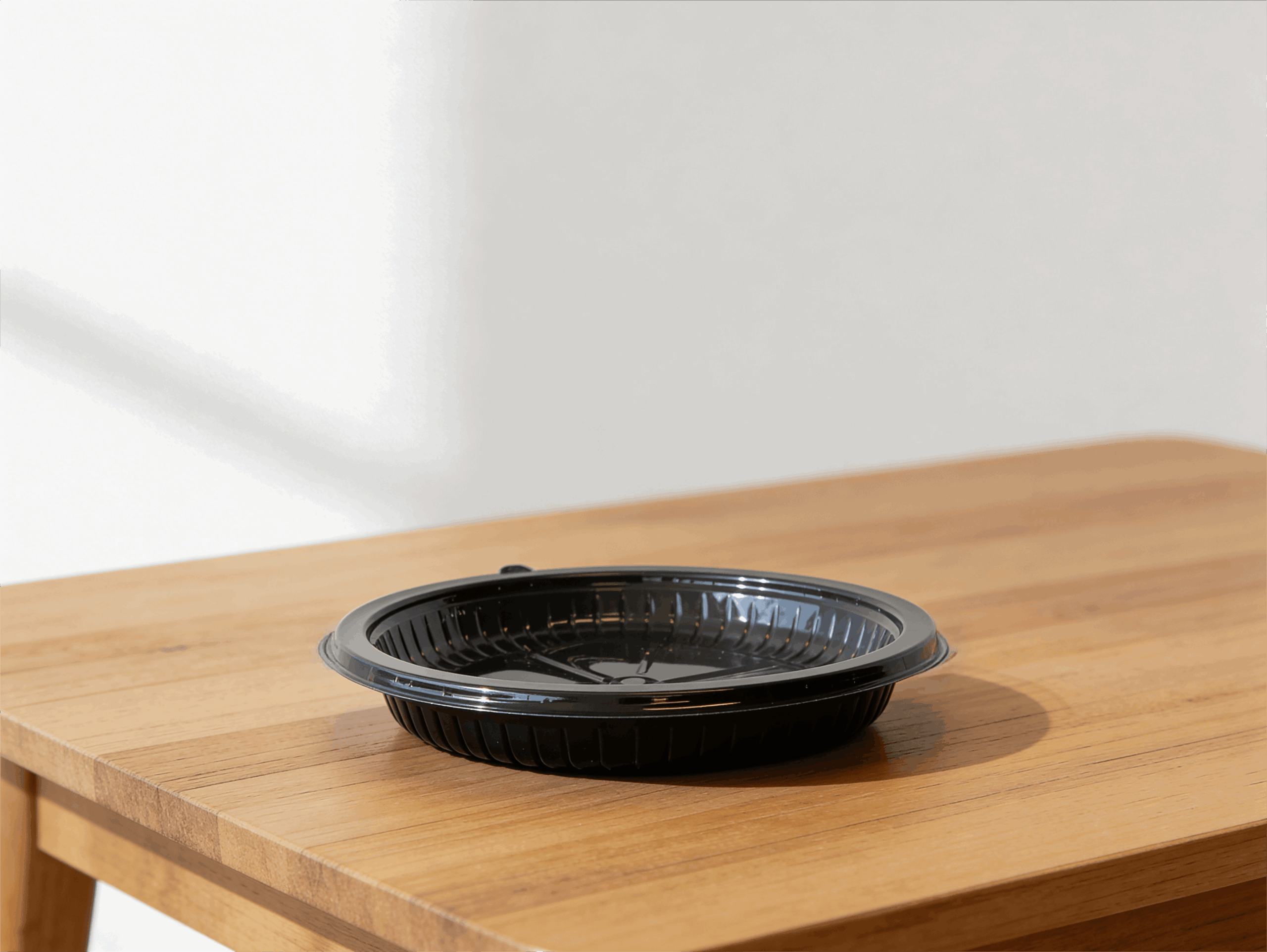 descartari-embalagem-plastica-preta-prato-mp-embalagem-alimentos-pizza-mesa-madeira (1)